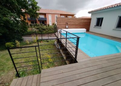 Garde corps sur mesure, pose en applique sur terrasse bois autour d’une piscine