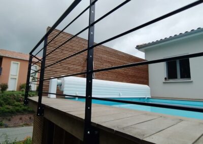 Garde corps sur mesure, pose en applique sur terrasse bois autour d’une piscine