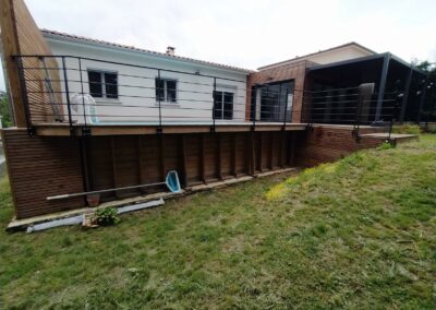 Garde corps sur mesure, pose en applique sur terrasse bois autour d’une piscine