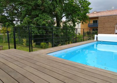 Garde corps sur mesure, pose en applique sur terrasse bois autour d’une piscine