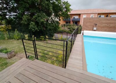 Garde corps sur mesure, pose en applique sur terrasse bois autour d’une piscine