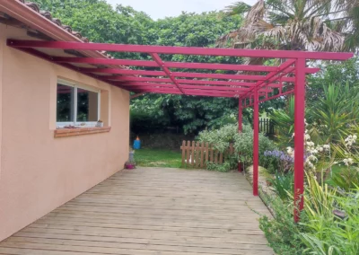 Pergola sur terrasse bois sur mesure à l'Ilse Jourdain